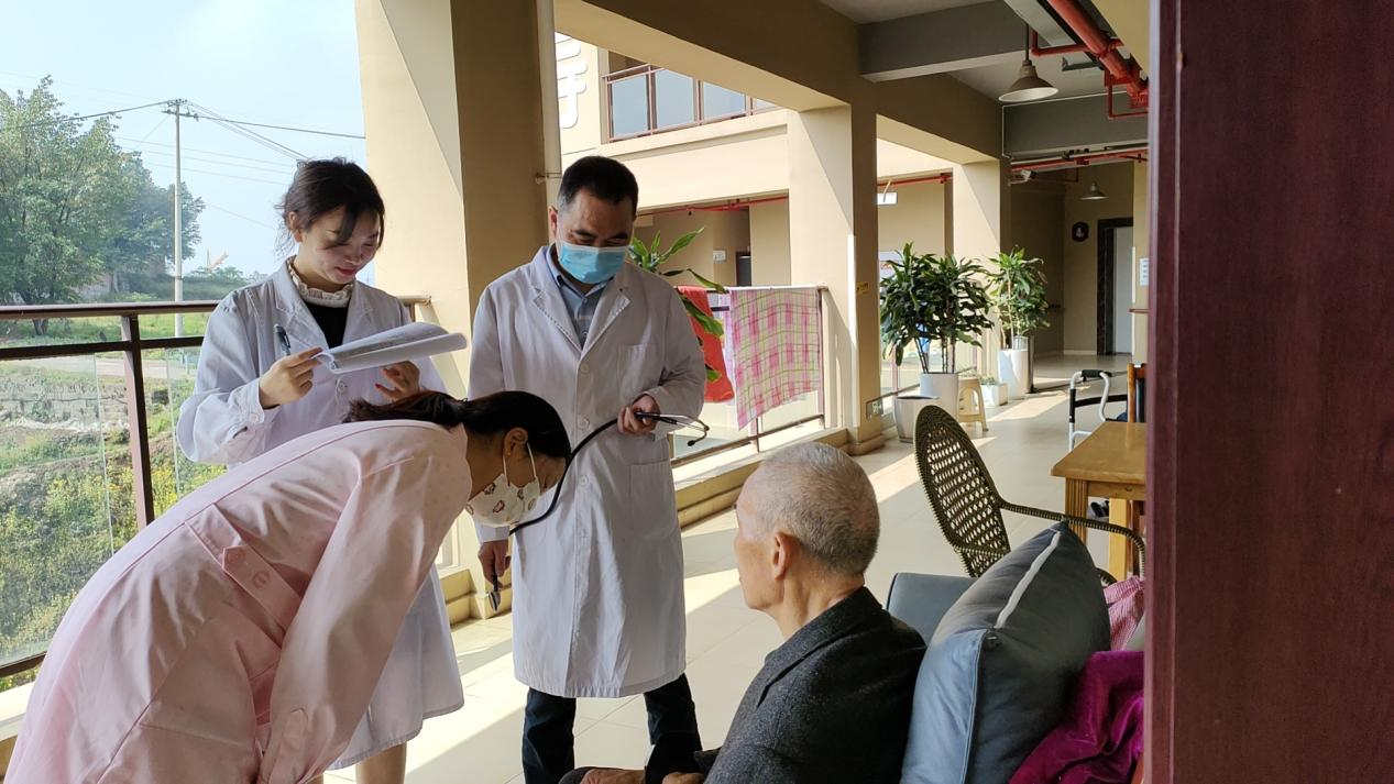 为什么越来越多的老人愿意去养老院养老？？？？？？