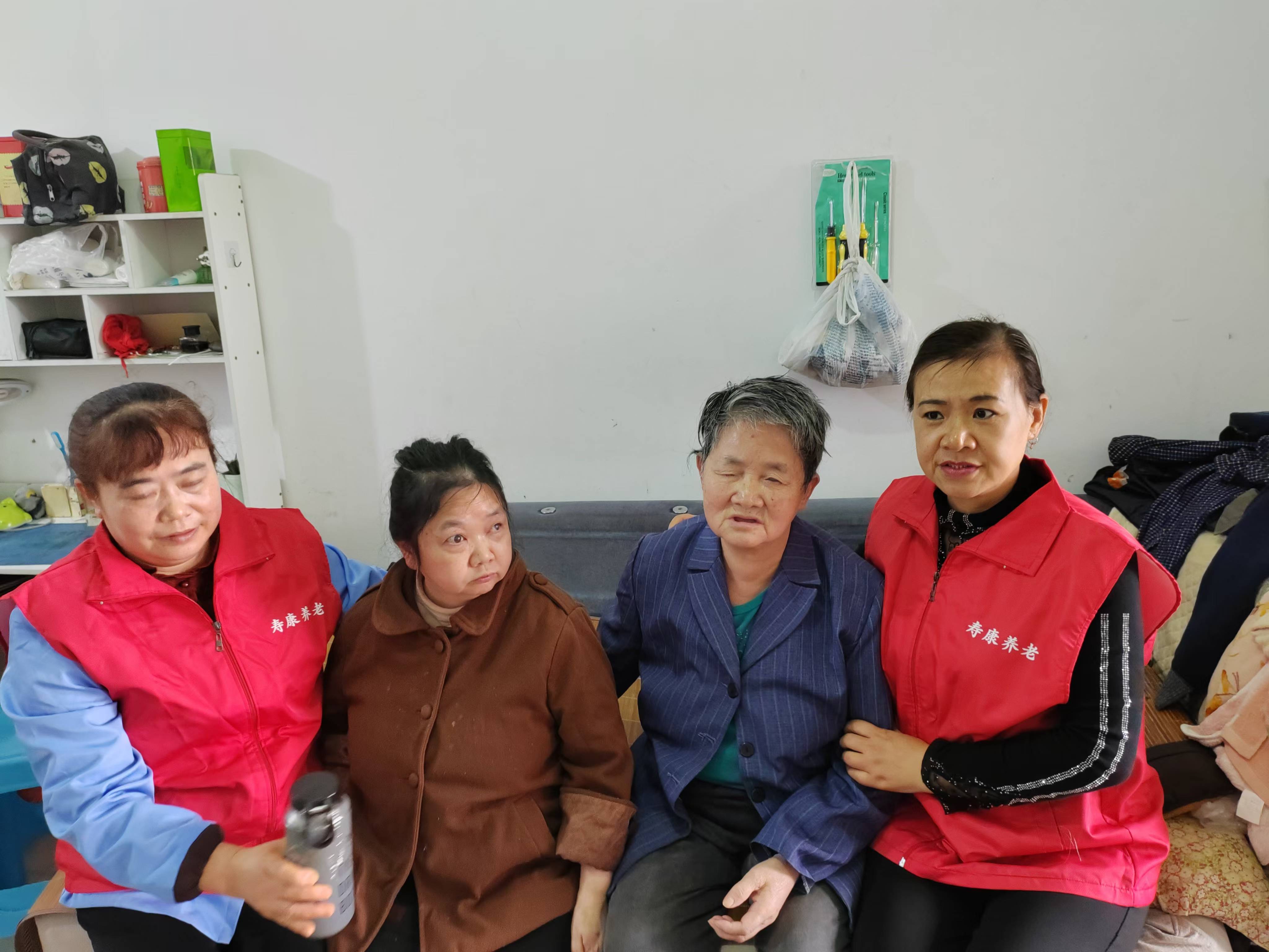 关爱失明老人，，，转达温暖实力